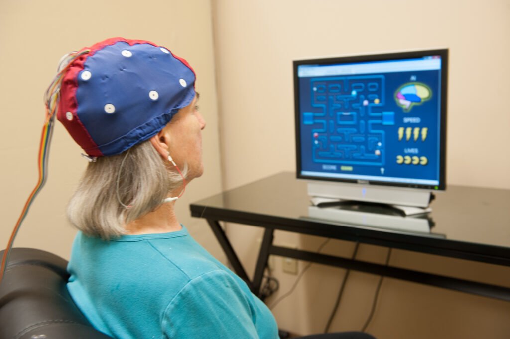 Machine de neurofeedback avec capteurs EEG pour améliorer la concentration.