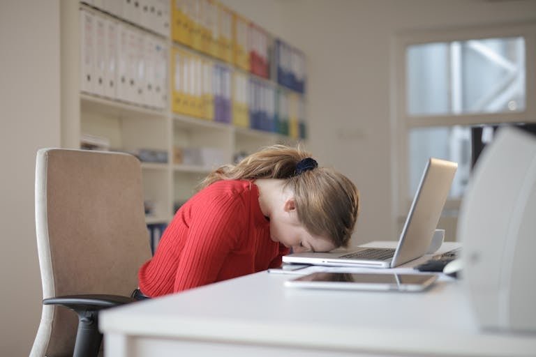 une femme qui dort trop en journée avec tdah mais qui a des insmnie la nuit à cause tdah