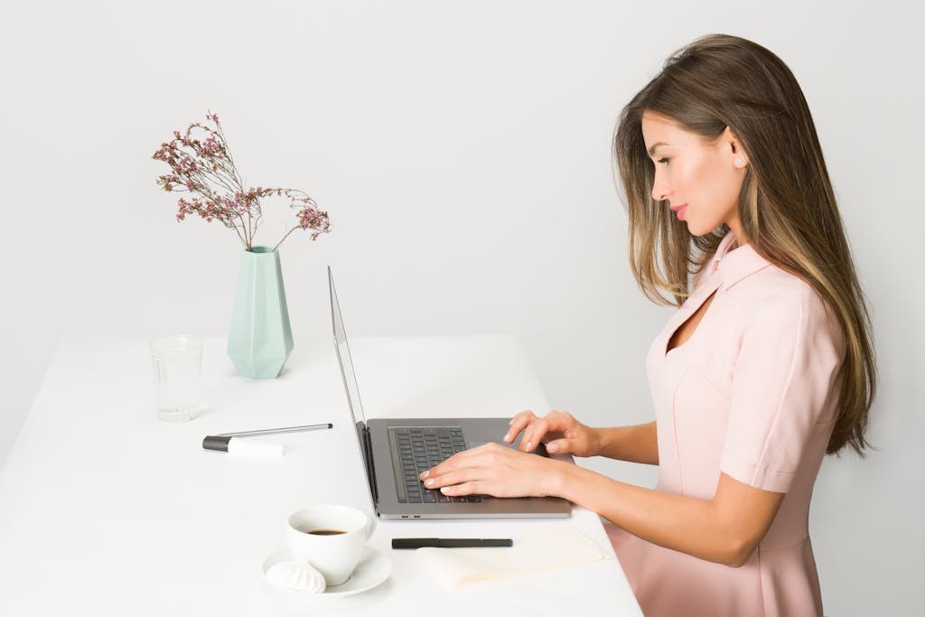 femme difficulté d'organisation avec TDAH, mauvaise concentration au travail.