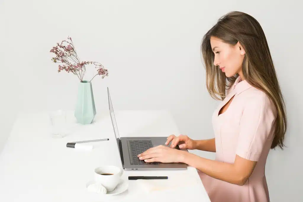 femme difficulté d'organisation avec TDAH, mauvaise concentration au travail.
