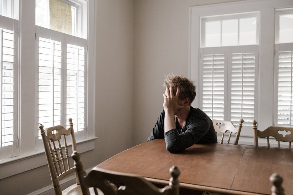 HOMME AVEC DES SYMPTOMES DU TDAH QUI RéFLéCHIT TROP et qui est impulsif
