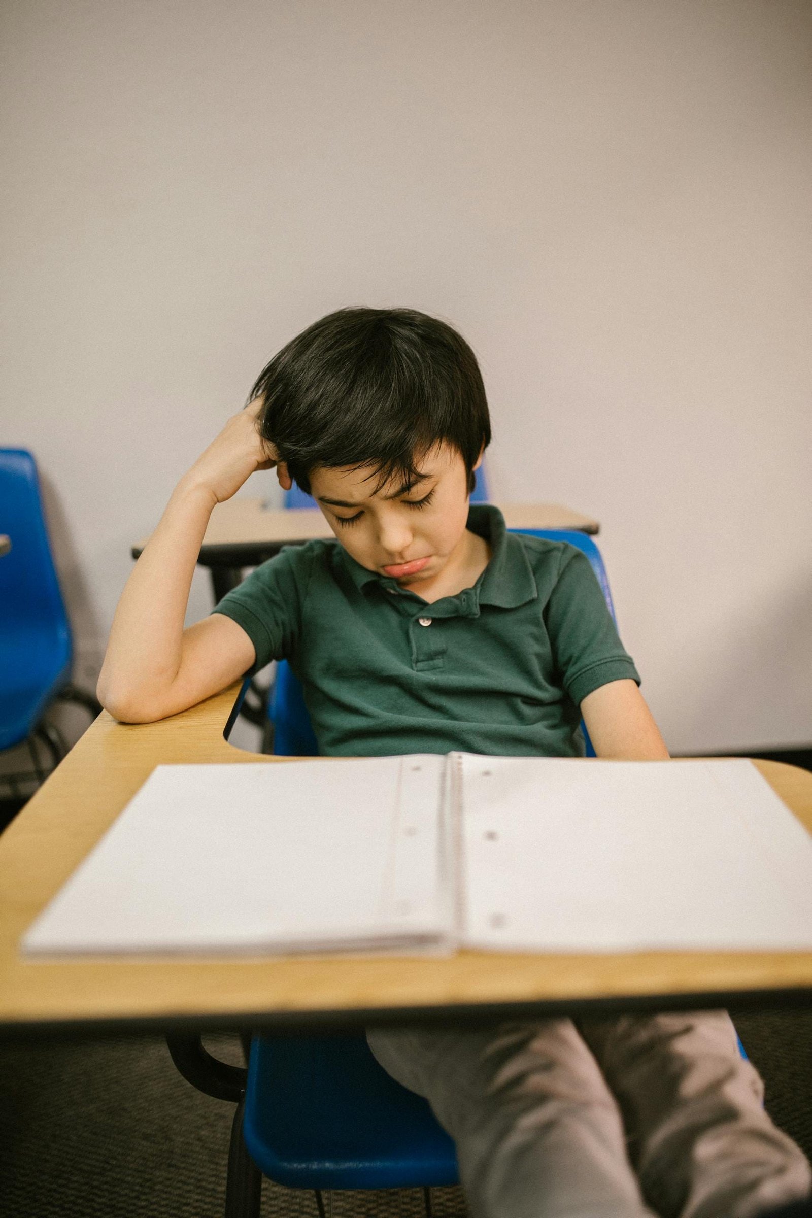 enfant avec un trouble de attention avec hyperactivité qui ne peut pas se concentrer