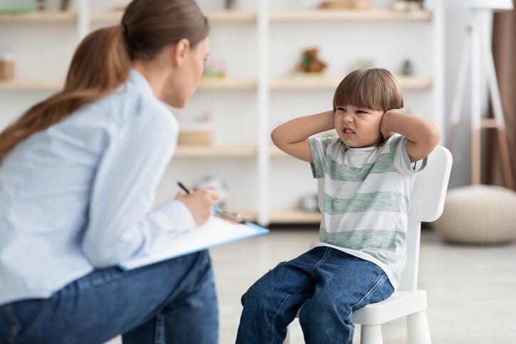 une maman qui essaie de comprendre le tdah avec trouble de oppposition chez son enfant hyperactive