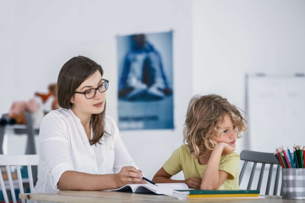 une maman essaye de traiter le top de son fils