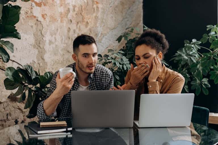 un homme et une femme adulte au travail avec un tdah