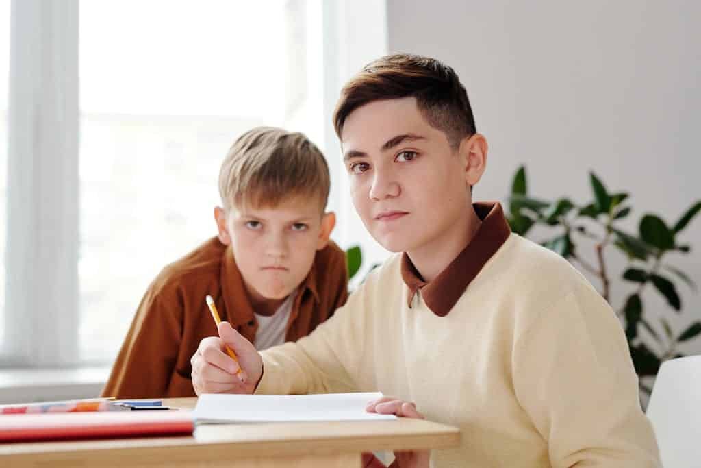 des enfants en difficulté à cause de leur tdah car ils ne savent pas se concentrer et son hyperactif et violent