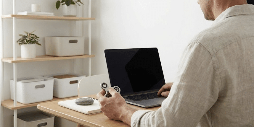 Fidget concentration adulte TDAH au travail.