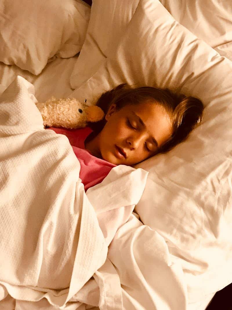 Enfant qui dort paisiblement dans son lit la nuit