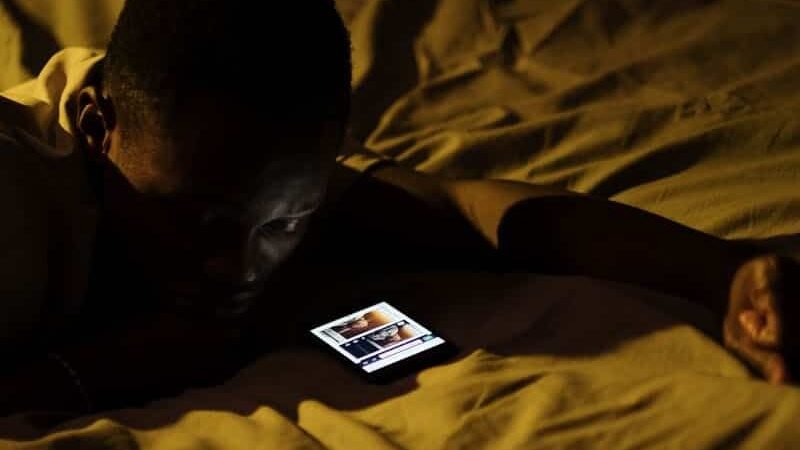 Personne sur son téléphone la nuit revenge bedtime procrastination TDAH