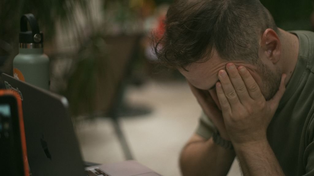 Adulte, stressé avec les réseaux sociaux, les écrans, addiction.