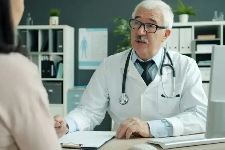 Patiente de dos qui échange avec son médecin pendant une consultation
