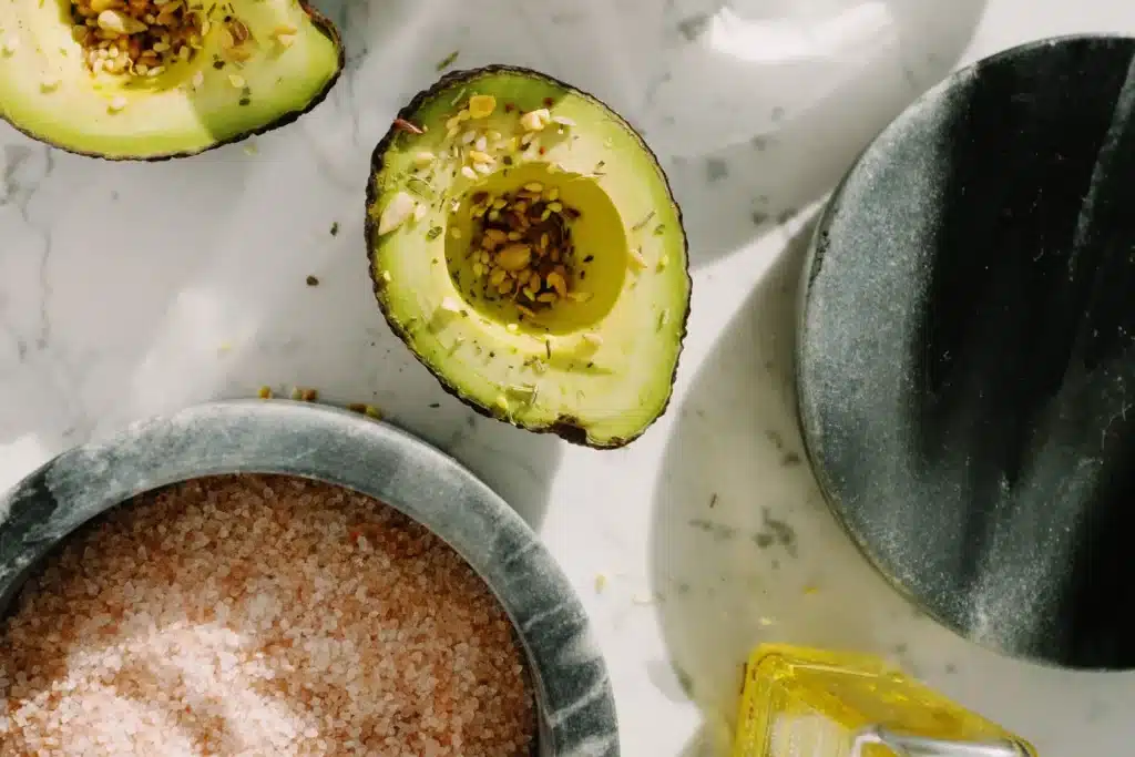 Avocat, graines et huile posés sur une table, des aliments utiles au cerveau