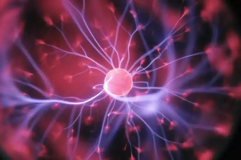 Boule plasma aux filaments lumineux, évoquant des neurones
