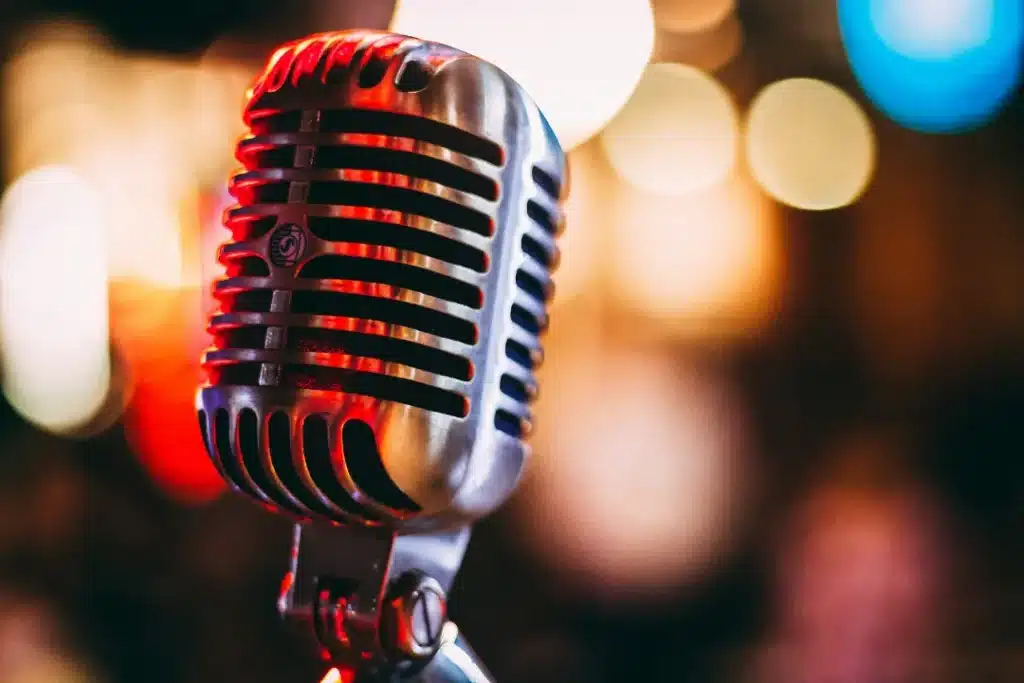 Micro de chanteur sur scène, lumières floues en arrière-plan