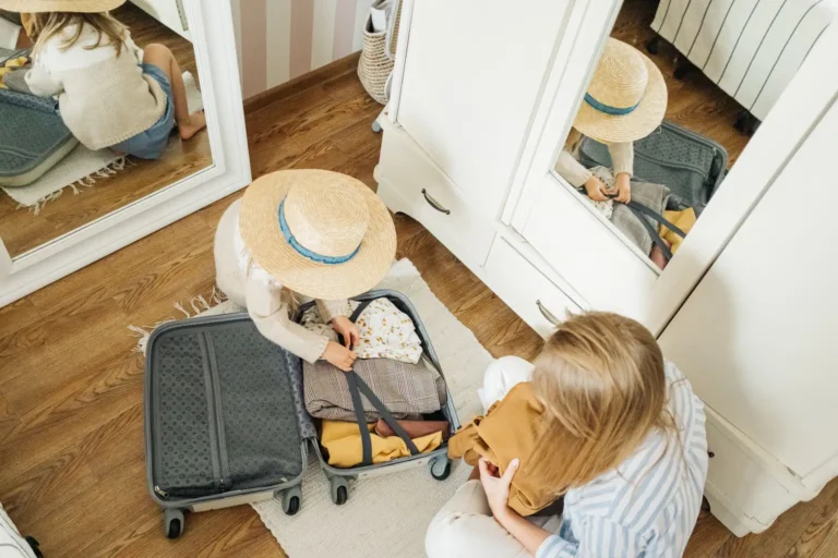 Famille qui prépare les valises dans une chambre, vue du dessus