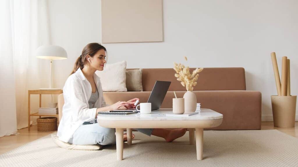 Femme épuisée par la charge mentale et la surcharge cognitive liées au TDAH