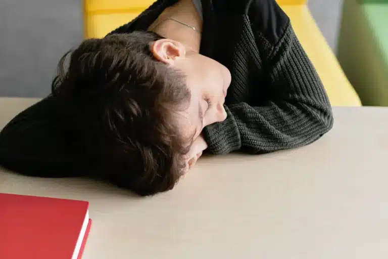 Garçon qui somnole, la tête posée sur sa table