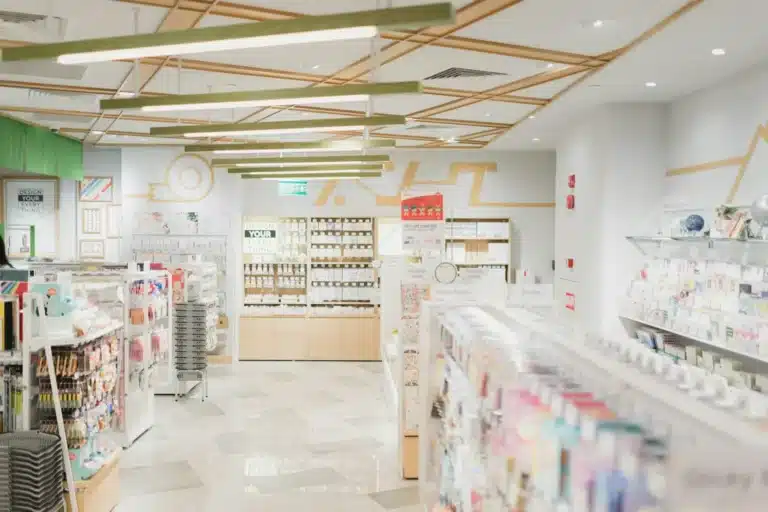Intérieur d'une pharmacie avec ses rayons