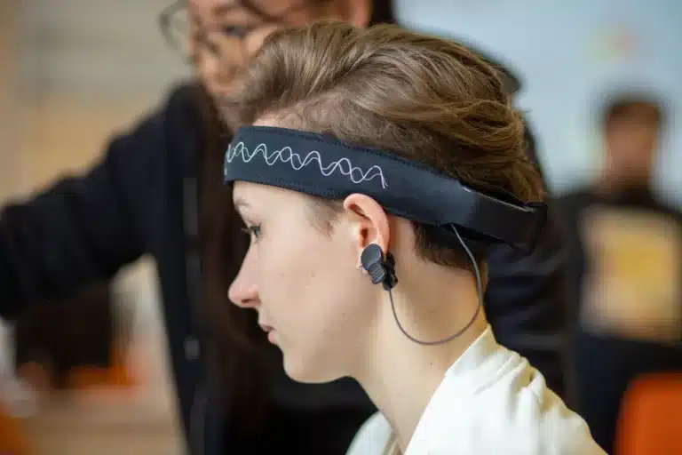 Jeune femme qui porte un bandeau de neurofeedback pendant une séance
