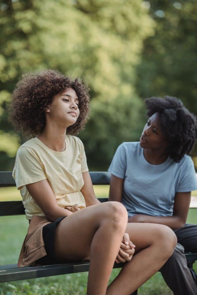 mère et adolescent discutant calmement après une crise TDAH