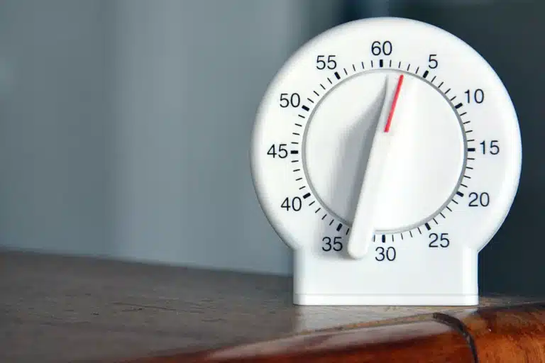 Minuteur de cuisine mécanique posé sur une table