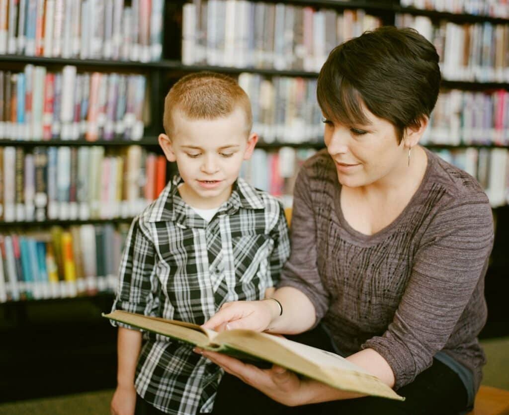 Mère qui lit un livre avec son enfant, moment où beaucoup de femmes se reconnaissent