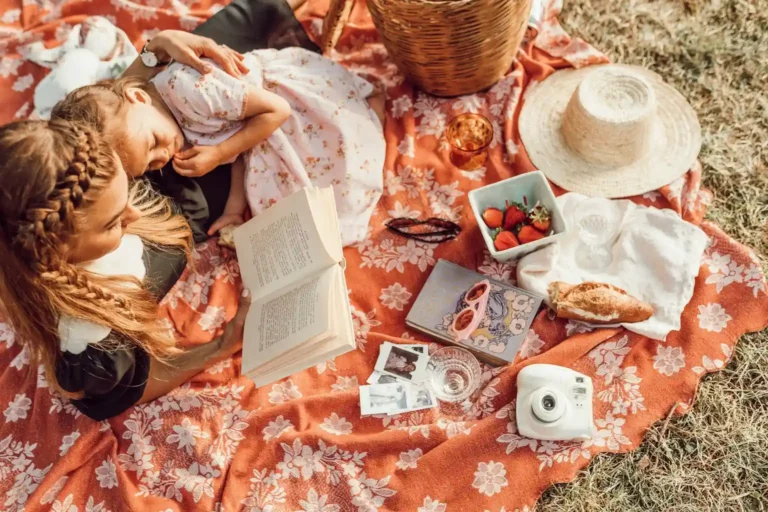 Mère et fille lisent un livre sur une couverture de pique-nique en été