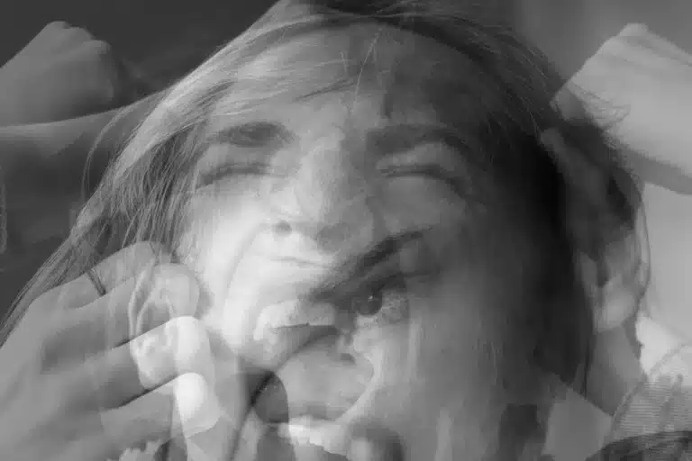 Visage flou et démultiplié en noir et blanc, image de la colère qui déborde